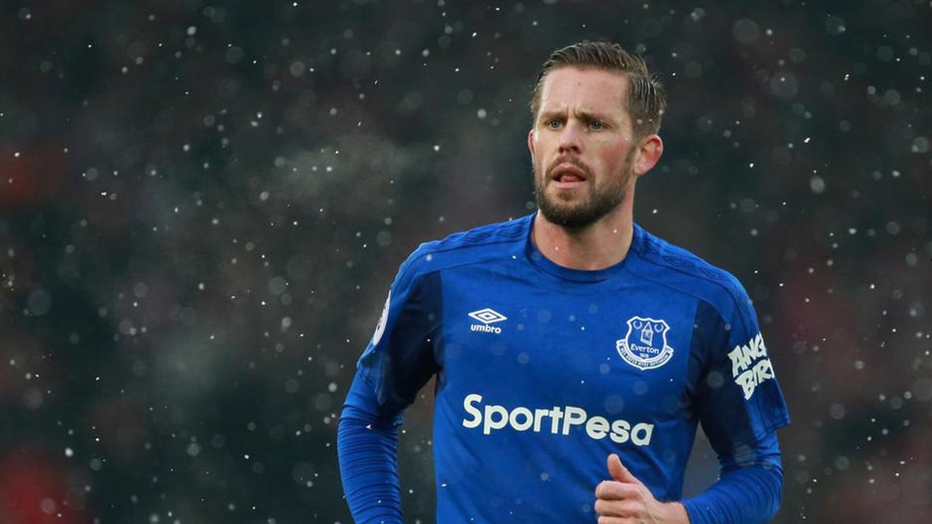 当哨声响起,裁判安东尼-泰勒的孤独与足球的永恒争议