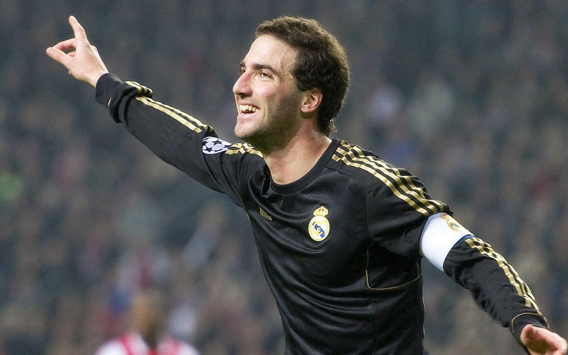 拜仁寻锋新动向，四大射手成莱万接班人热门候选，谁将引领锋线新时代？